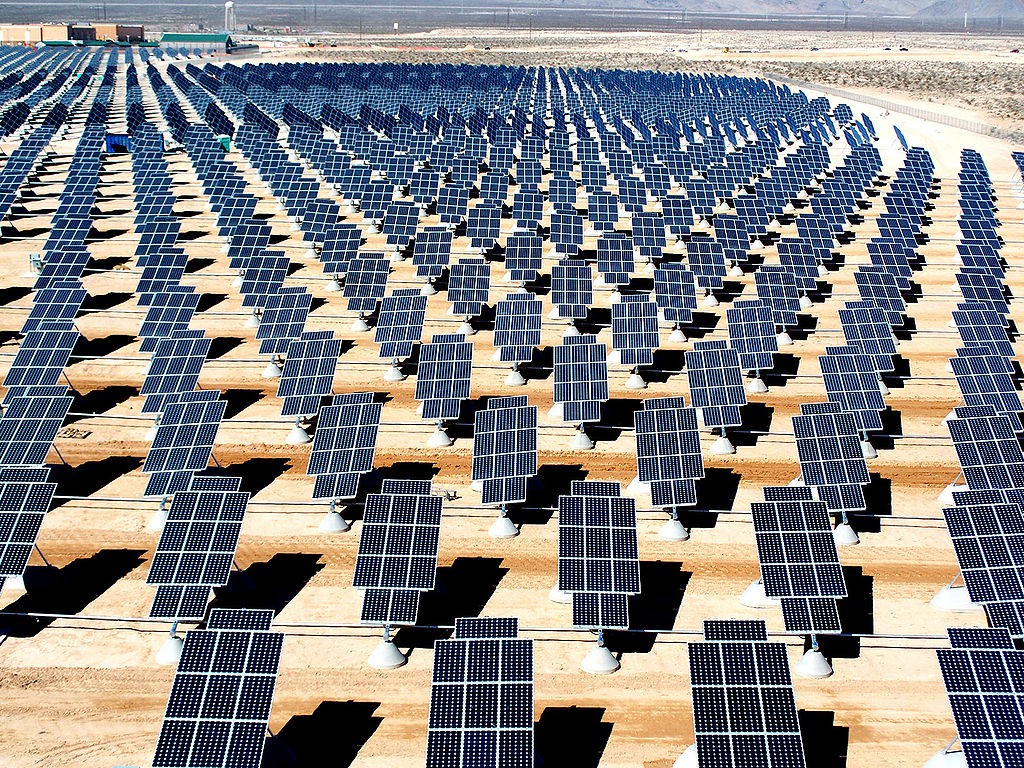 1024px-Giant_photovoltaic_array